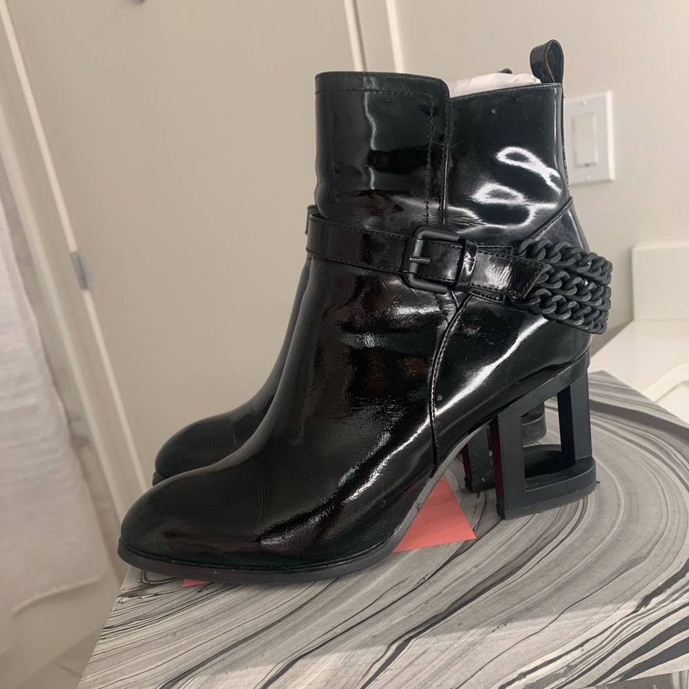 Boots 7.5 size also fits size 8